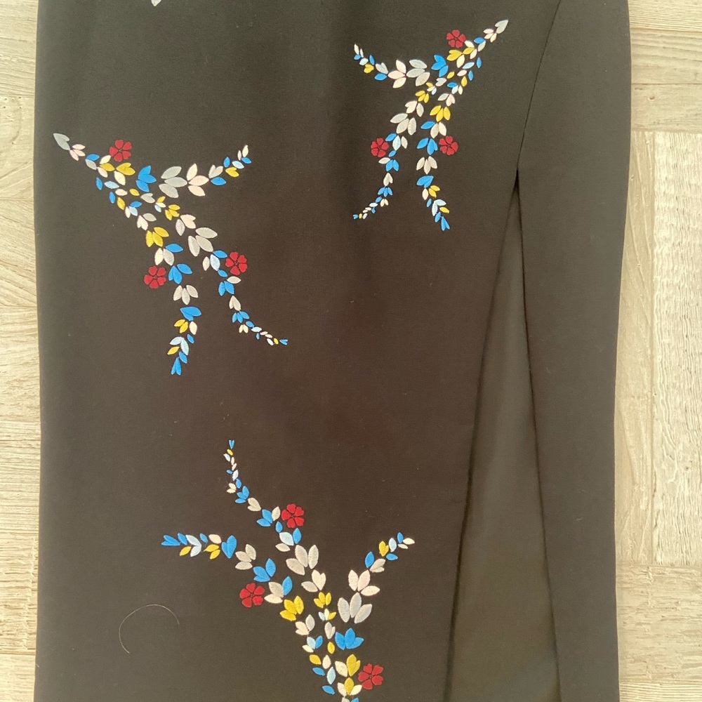 CINQ A SEPT BLACK COCKTAIL DRESS WITH  EMBROIDERY.  SIZE 2. - Picture 4 of 4